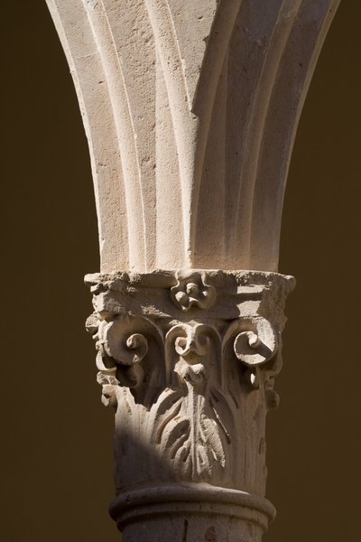 Detalhe de uma coluna no claustro do Convento de Santo Domingo (pedra) de School Spanish