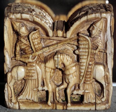 Arte românica: peão de damasco representando uma batalha entre dois cavaleiros. Escultura de marfim. De Espanha. Dim. 0,64x0,68 m. Paris, Museu do Louvre. de School Spanish