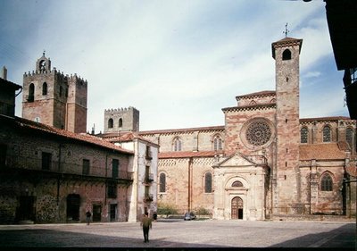 Vista da Catedral da Plaza Mayor, construída no século 1150-14 (foto) de School Spanish