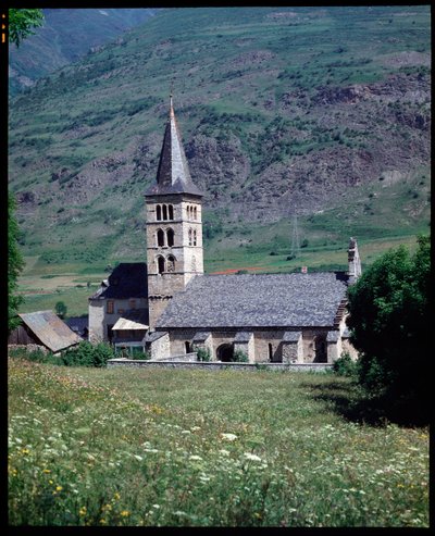 Vista da igreja de Santa Maria, Arties (fotografia) de School Spanish