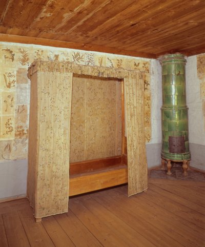 Cama rebatível e fogão de cerâmica na casa de Carl Linnaeus (1707-78) (foto) de School Swedish