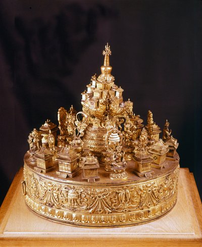 Mandala Tibetain: peça rara em bronze dourado scultpé. A mandala é uma vista do cosmos divino, no centro do qual se encontra o Monte Merou, uma montanha superada pelo palácio do deus supremo Indra e rodeada por quatro continentes - Musée Guimet, Paris de School Tibetan