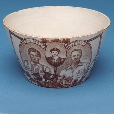 Tigela de lembrança de Inglaterra v. Escócia (cerâmica) de Scottish School