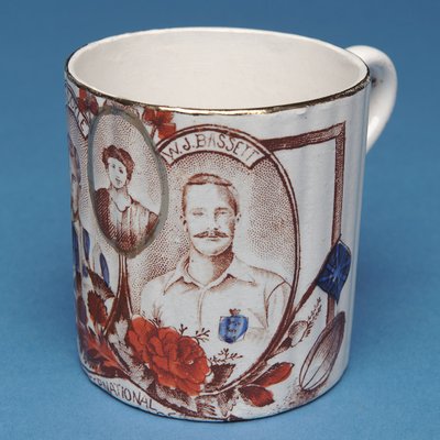 Caneca de lembrança de Inglaterra v. Escócia (cerâmica) de Scottish School