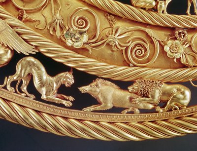 Leão e pantera atacando um javali, pormenor de um peitoral em ouro de Tovsta Mohyla (ouro) de Scythian