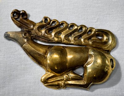 Arte Cítica (civilização Cítica ou Scythia): emblema do escudo da forma de uma camada de veado. Objeto de ouro do final do século VII, início do século VI a.C. São Petersburgo, Museu Hermitage de Scythian