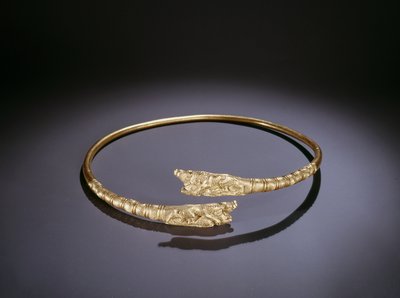 Torque com leões atacando javalis nas extremidades (ouro) de Scythian