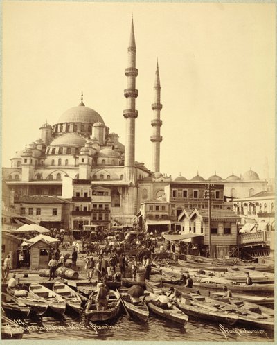 Mesquita Santa Sophia e barcos de pesca na costa do Bósforo, Istambul, c.1890 (foto a p/b) de Sebah and Joaillier