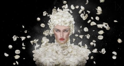 Mulher de Pétalas Etéreas de See Plus