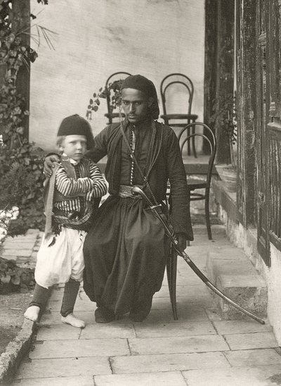 Árabe kawass (guarda otomana) com um menino no jardim de uma casa no distrito da Judéia de Jerusalém, 1867 de Sergeant Henry Phillips