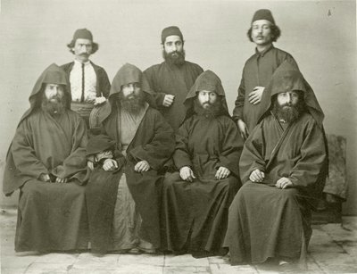 Grupo de 4 sacerdotes armênios e 3 outros no pátio do Mediterranean Hotel, Jerusalém, 1867 de Sergeant Henry Phillips