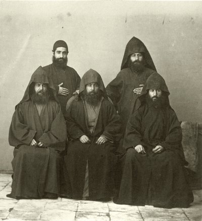 Grupo de 5 sacerdotes armênios no pátio do Hotel Mediterrâneo, Jerusalém, 1867 de Sergeant Henry Phillips