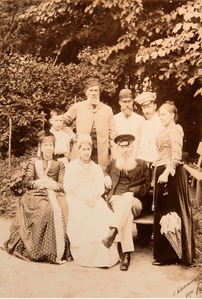 A Família do poeta Yakov Petrovich Polonsky (Iakov Petrovitch Polonski) (1819-1898) visitou o poeta Afanasy Afanasievich Fet (Foeth) (Afanassi Afanassievitch Chenchine) (1820-1892). Foto de Albumina de Sergei Dmitrievich Botkin (1869-1945) de Sergei Dmitrievich Botkin