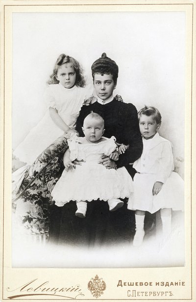 Grã-duquesa Xenia Alexandrovna da Rússia com filhos Irina Alexandrovna, Andrei..., 1903. de Sergei Lvovich Levitsky