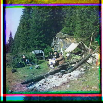 Sergei Prokudin-Gorskii e outros sentados em um acampamento, Rio Chusovala, Montes Urais, Rússia de Sergei Mikhailovich Prokudin Gorskii