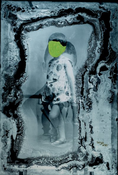 Menina e o seu guardião, 2019 (técnica mista) de Sergis Adamos