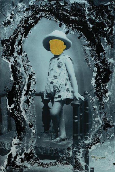 rapariga jovem a posar sozinha, 2019 (técnica mista) de Sergis Adamos