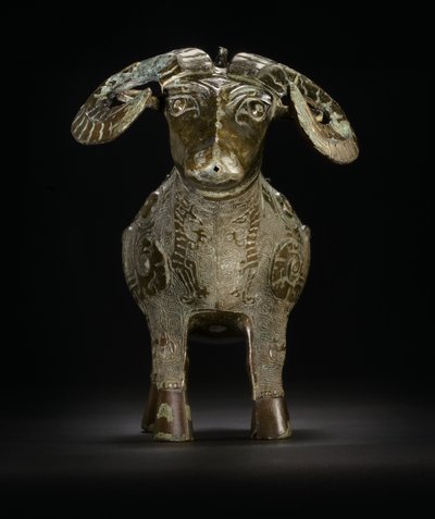 Recipiente de vinho em forma de carneiro ritual, Gong (bronze) de Shang Dynasty Chinese School