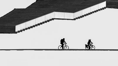 Escadas com silhuetas de ciclistas de Shanrui Ren