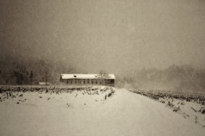 Paisagem de um celeiro no inverno de Sheila Bernard