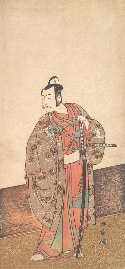 O ator Ichikawa Danjuro V em pé dentro de uma casa e na frente de um engawa, ca. 1772. de Shunsho