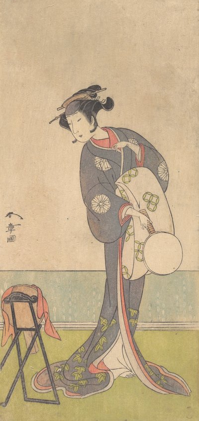 O primeiro Nakamura Tomijuro como um Oiran de pé em uma sala, 1771. de Shunsho
