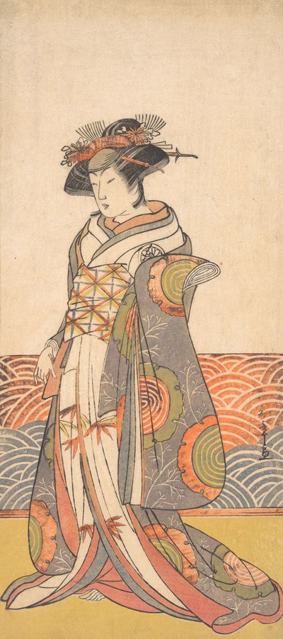 O terceiro Segawa Kikunojo como uma mulher em pé em uma sala com um padrão de onda Dado, ca. 1779. de Shunsho