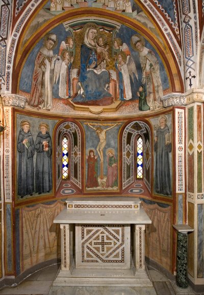 Virgem e Criança e Crucificação (após restauração). Fresco da escola de Siena. Século XIV. Capela da Virgem. Mosteiro de São Benedetto (Sacro Speco), Subiaco (Roma), Itália. de Sienese School