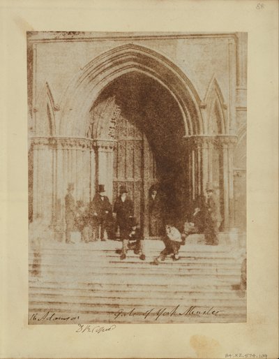Um grupo de homens na entrada sul da York Minster de Sir David Brewster