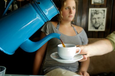 Café servido numa antiga cafeteira dinamarquesa, Arhus, Dinamarca, 2022 (foto) de Sisse Brimberg