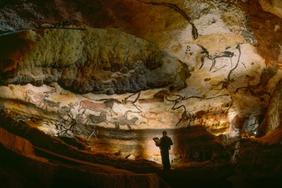 Salão dos Touros, paredes de calcite em multidão na gruta de Lascaux. de Sisse Brimberg