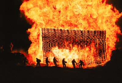Os islandeses celebram o solstício de verão ao estilo viking, com fogo, canções e bebidas, 2000 (foto) de Sisse Brimberg