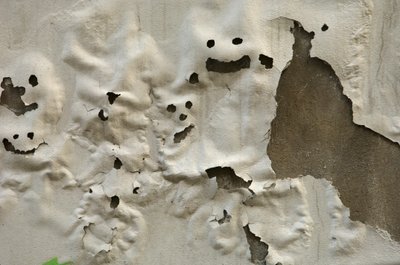 Itália, Toscana, Florença, Rostos sorridentes de fantasmas numa parede pintada pelo tempo, 2022 (foto) de Sisse Brimberg