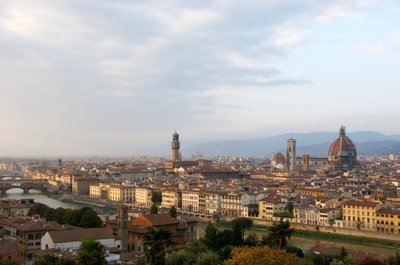 Itália, Toscana, Florença, vista elevada sobre a cidade a partir da Piazzele Michelangelo, 2022 (foto) de Sisse Brimberg