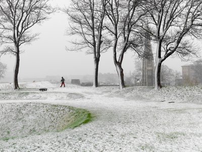 Figura solitária a caminhar na Fortaleza de Copenhaga durante uma tempestade de neve, Dinamarca, 2022 (foto) de Sisse Brimberg