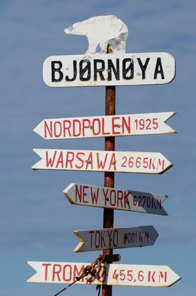 Noruega, Sinal direcional na Ilha dos Ursos, 2022 (foto) de Sisse Brimberg