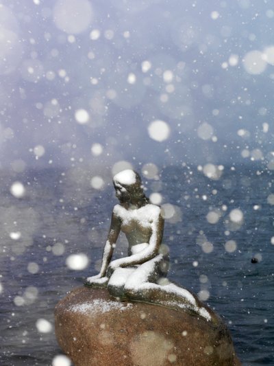 Tempestade de neve na estátua da Pequena Sereia de Edvard Eriksen, inverno em Copenhaga, Dinamarca, 2022 (foto) de Sisse Brimberg