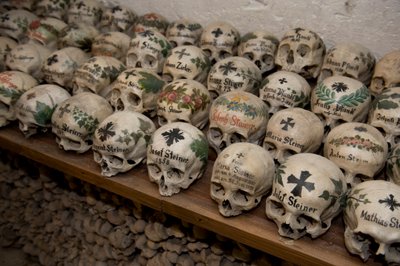 Alguns dos 600 crânios da "casa dos ossos", datados de 1720-1995, Hallstatt, Áustria, 2022 (foto) de Sisse Brimberg