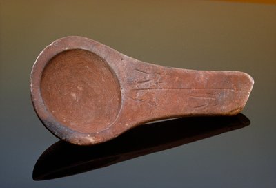 A lâmpada de Lascaux, de arenito polido, foi encontrada na gruta de Lascaux. de Sisse Brimberg