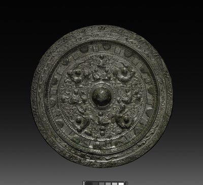 Espelho com Xiwangmu, c.317-400 (bronze) de Six Dynasties Chinese School