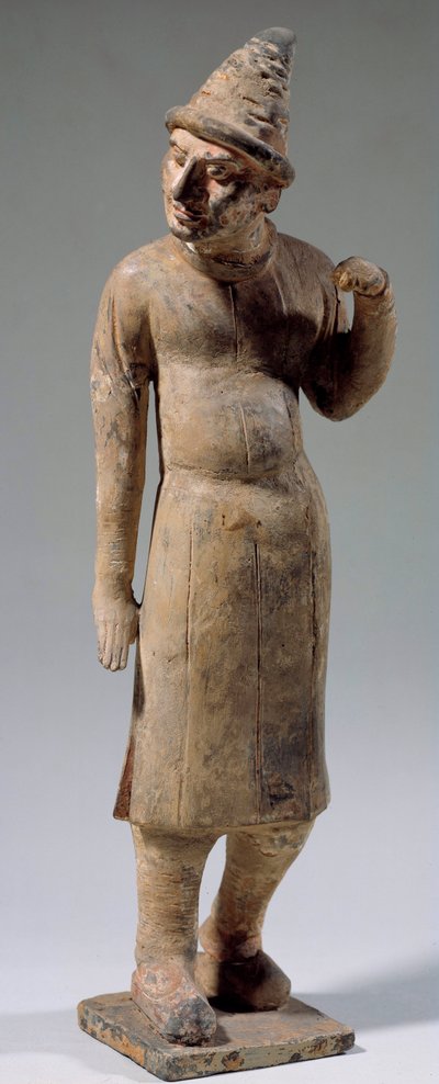 Arte chinesa: Estatueta sogdiana, terracota bárbara com chapéu pontiagudo carregando seda (do atual Uzbequistão). Século VI ou VIII. Paris, Museu Cernuschi de Sogdian Sogdian