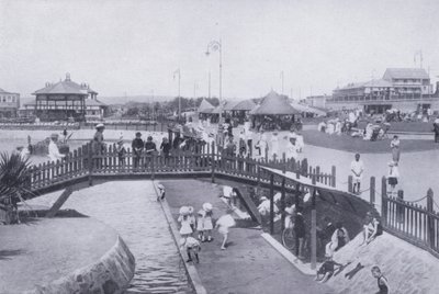 Ponte sobre o lago infantil, Ocean Beach, Durban (foto a p/b) de South African Photographer