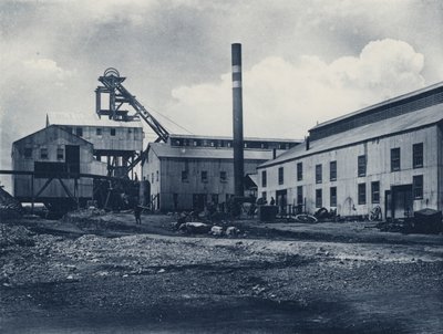 Equipamento de cabeça, etc, Langlaagte Royal Gold Mining Company (foto a p/b) de South African Photographer