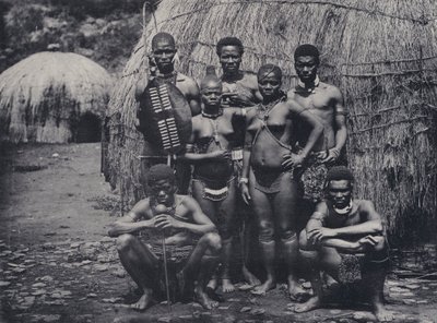 O Nativo em Casa (foto a p/b) de South African Photographer