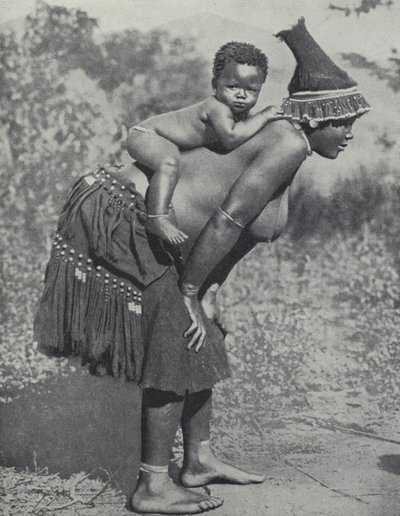 Mulher carregando seu bebê nas costas, África do Sul (foto a p/b) de South African Photographer