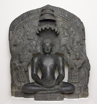 Jaina Tirthankara Parshvanatha com capuz de serpente sentado em meditação (Dhyanamudra), de Karnataka, Índia (clorito) de South Indian School