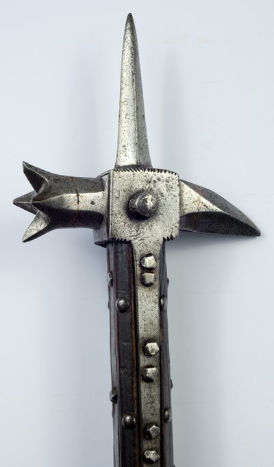 Martelo de aquecimento para combate a pés, c.1440 (ferro e madeira com incrustação de cobre) de Southern European
