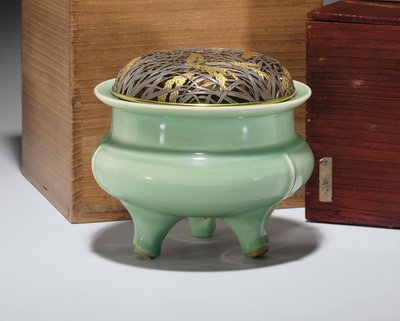 Grande incensário de tripé Longquan celadon com cobertura de metal dourado de pacote japonês (cerâmica) (ver também 349496) de Southern Song Dynasty Chinese School