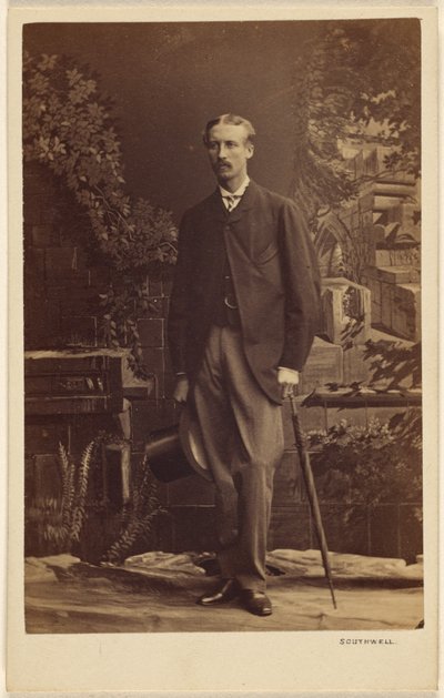 [Homem não identificado, de bigode, com cartola e guarda-chuva, de pé] de Southwell Brothers