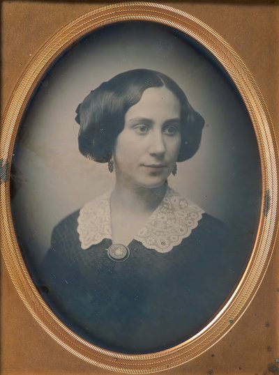 Jovem mulher vestindo colar e broche de renda, década de 1850. de Southworth and Hawes.